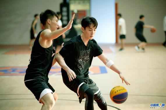 《重启之极海听雷》第二季上线 朱一龙双面形象赢肯定