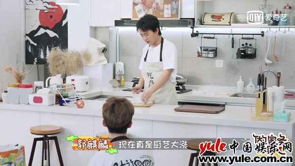 《做家务的男人》第二季张继科发出喂鸡警告 范丞丞郭麒麟下地开挖掘机