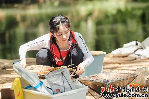 谭松韵亮相《天天向上》 解锁户外烧烤新任务