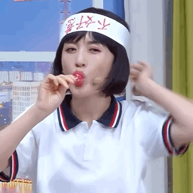 谢娜模仿以家人之名李尖尖 叼棒棒糖表情搞笑