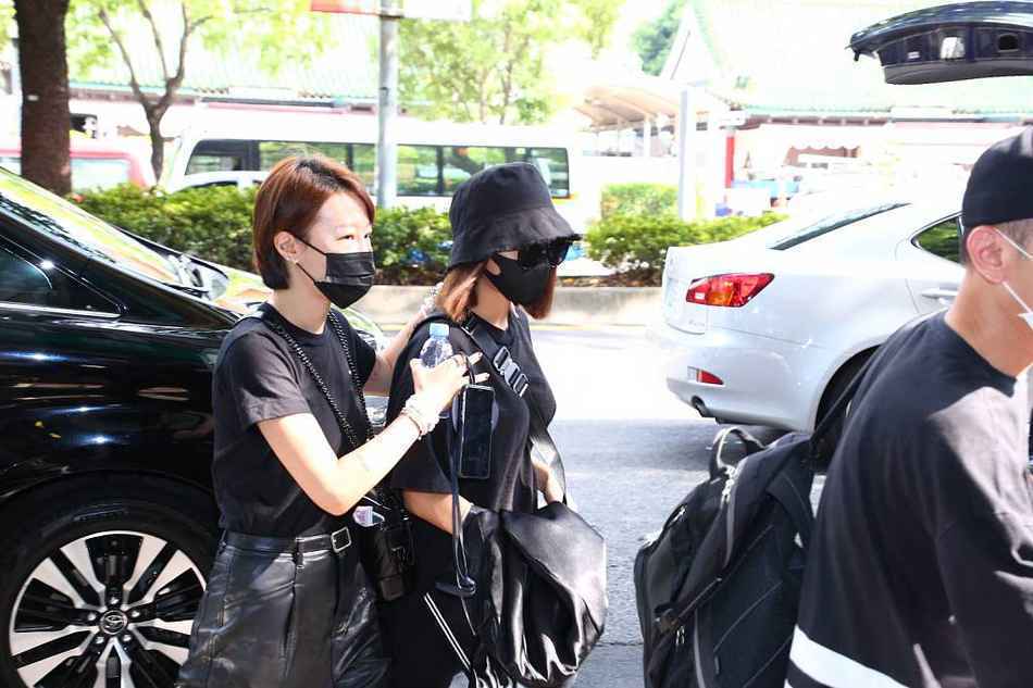 黄鸿升追思灵堂开放 生前女友峮峮到场悼念