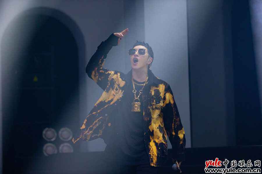 「亚洲唱跳天王」潘玮柏举办线上「专辑首唱会」，斥资打造五大场景还原《巴比伦》MV现