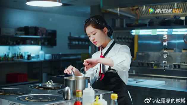 赵露思带女巫汤打call应援 李雪琴隔空点菜回应