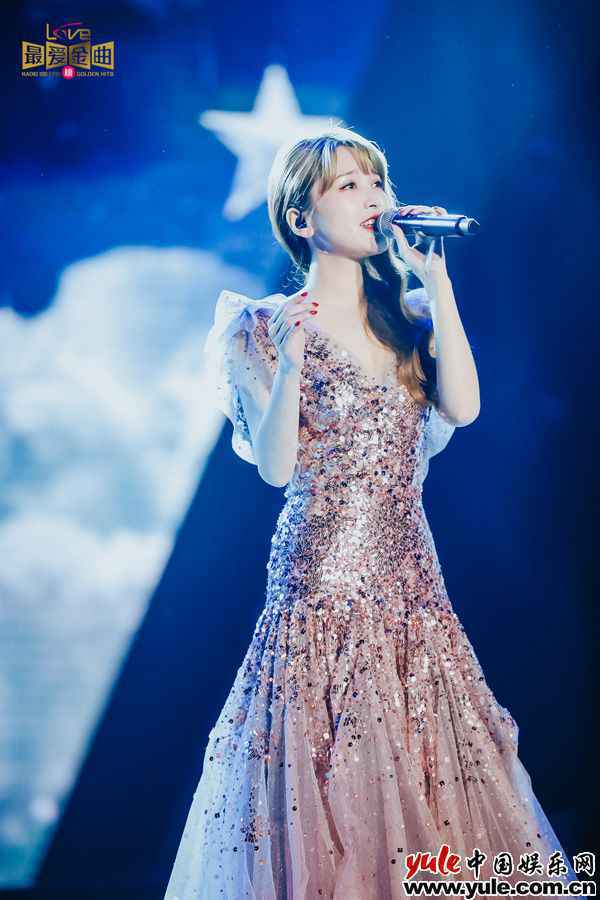 第四届《最爱金曲榜》爱在东方美谷音乐盛典热情上演 丁当黄龄金莎袁咏琳登台献演