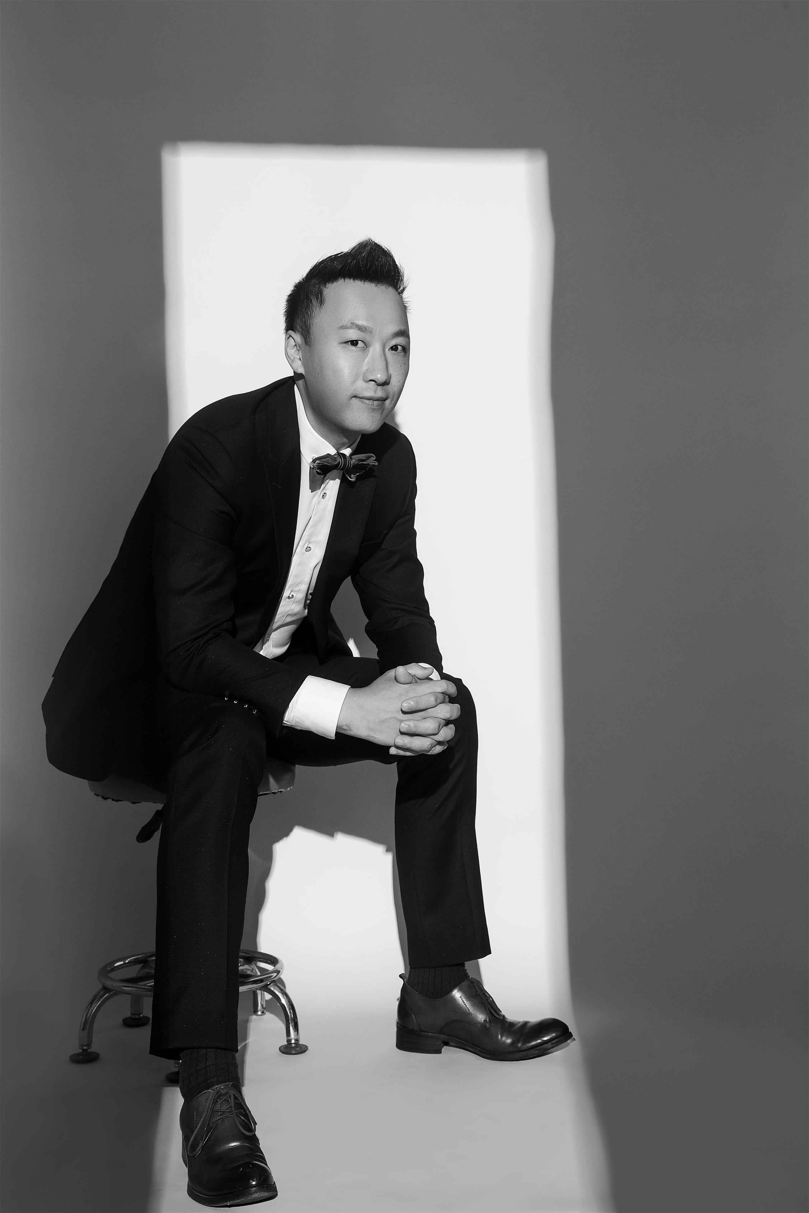 内地华语男歌手向飞献给父亲的歌《我知道你在天上看着我》温暖上市