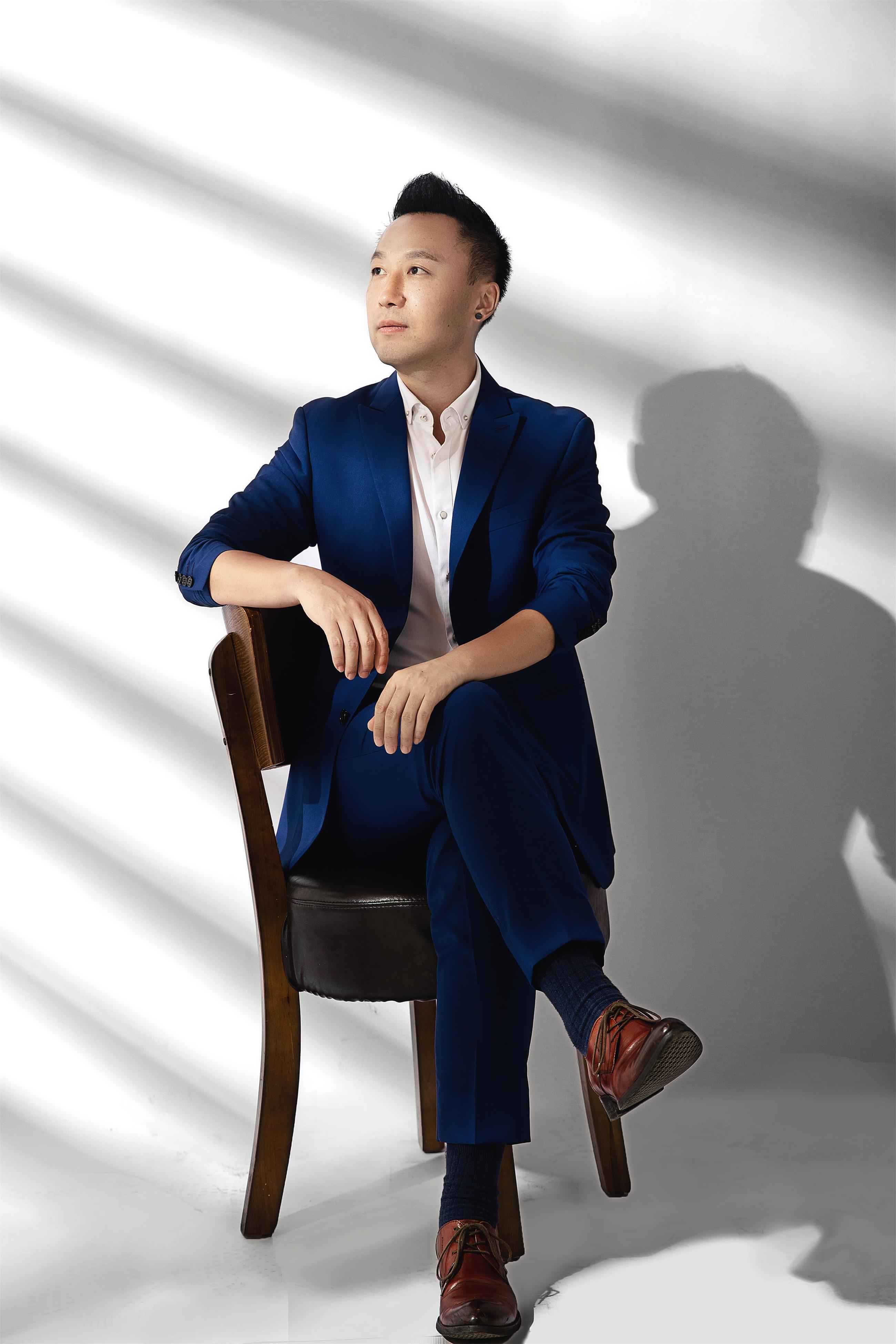 内地华语男歌手向飞献给父亲的歌《我知道你在天上看着我》温暖上市