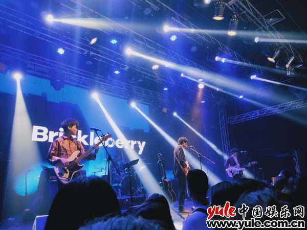 脆莓同名新专上线——这是脆莓的世界，也是你们的世界