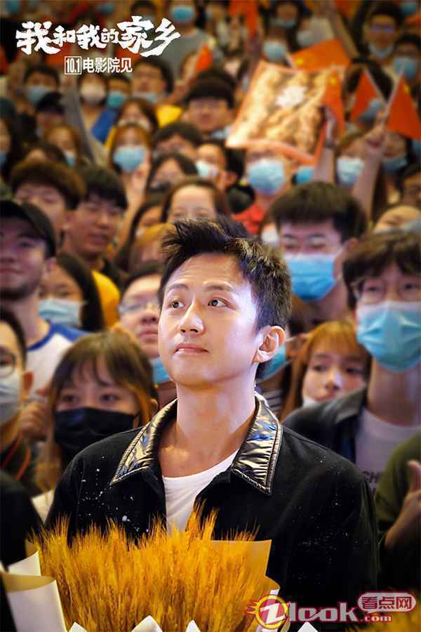 1邓超与现场学生合影 《我和我的家乡》哈尔滨西安路演热力接跑 邓超、沈腾领衔兵分两路获好评无数