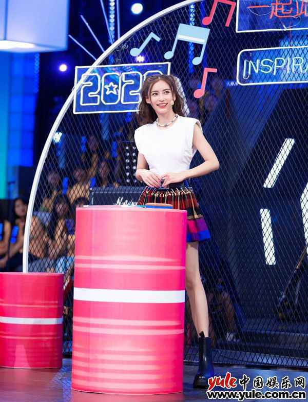 Angelababy《快乐大本营》古装亮相 轻抚琵琶展异域风情