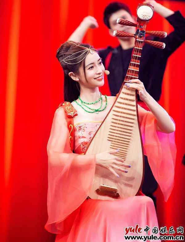 Angelababy《快乐大本营》古装亮相 轻抚琵琶展异域风情