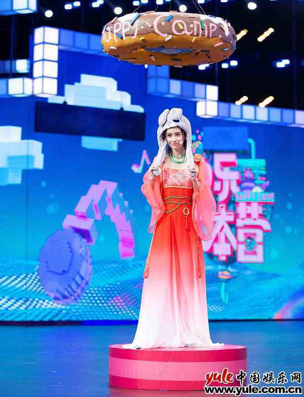 Angelababy《快乐大本营》古装亮相 轻抚琵琶展异域风情