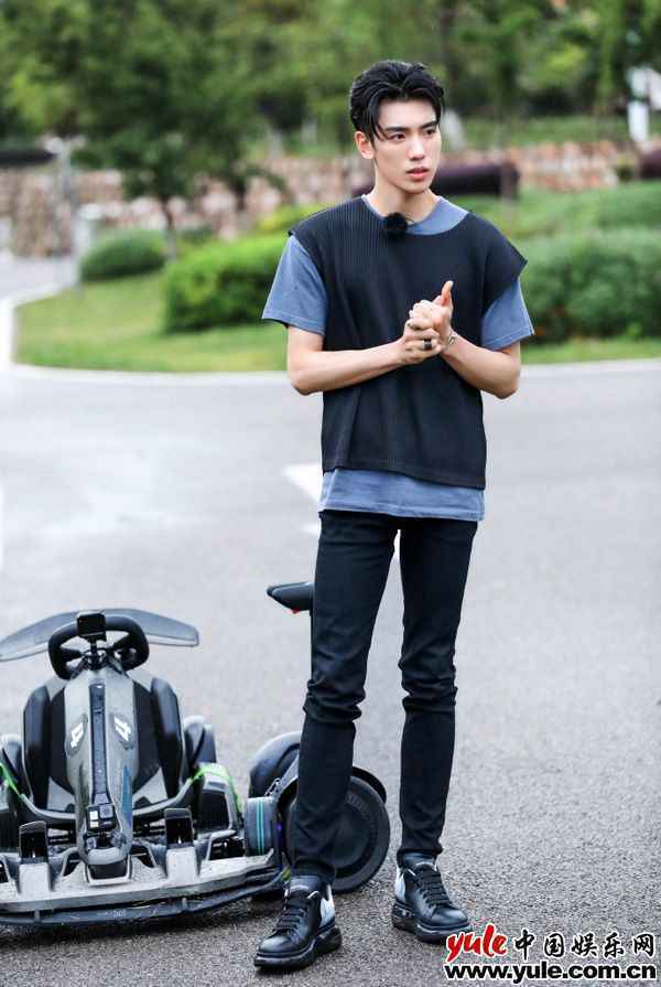 王子异科目二未过《新手驾到》幽默自侃遭全网热议