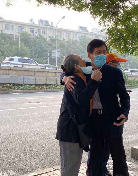 李明启近照曝光 和路人合影毫无明星架子