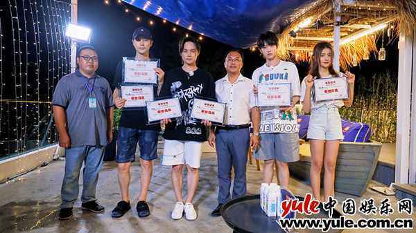 《完美的夏天》成员获“荣誉岛民”称号，黄新淳金子涵变废为宝