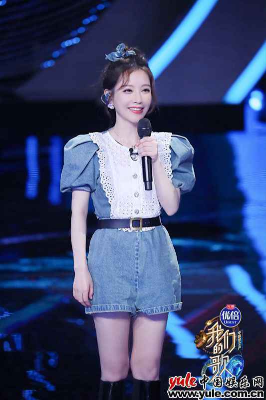 冯提莫初登《我们的歌2》舞台 霸气开嗓现反差