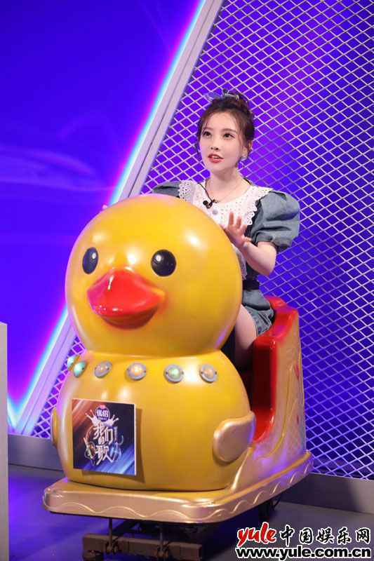 冯提莫初登《我们的歌2》舞台 霸气开嗓现反差