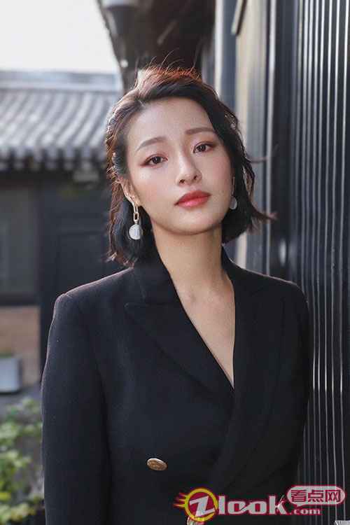 《不期而遇的夏天》平遥首映 郎月婷黑衣飒爽亮相