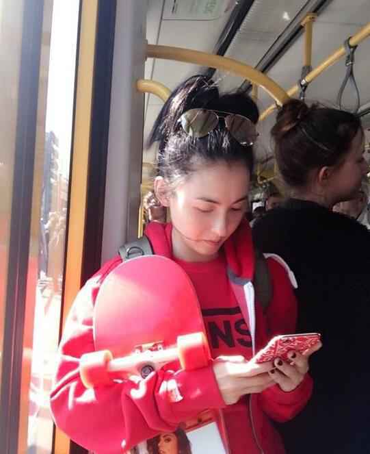 张柏芝提滑板挤地铁嫩如高中生 网友：放学别走