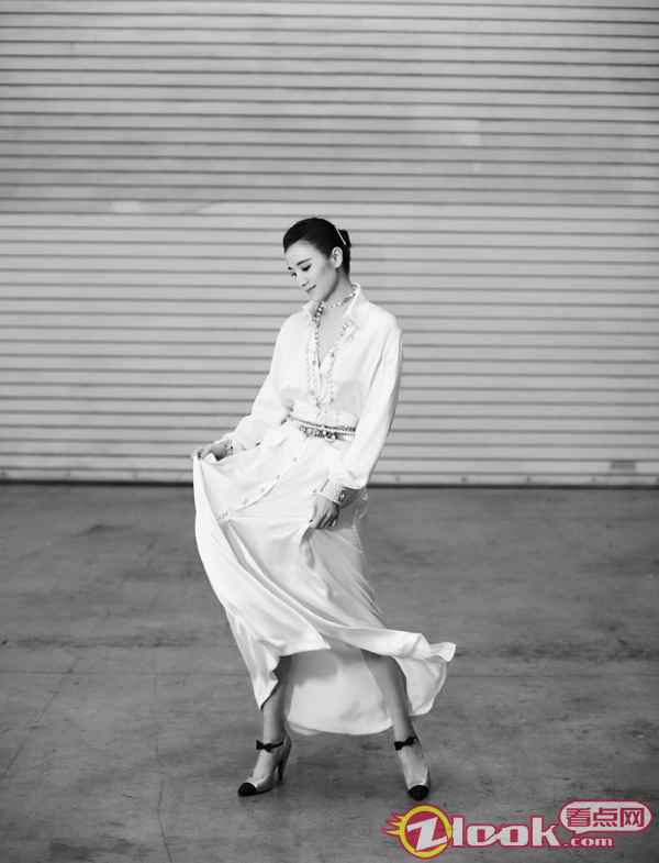 宋佳任金鹰节颁奖嘉宾 与李易峰同框似豪门姐弟