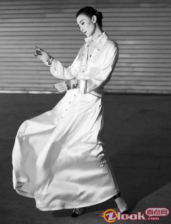 宋佳任金鹰节颁奖嘉宾 与李易峰同框似豪门姐弟