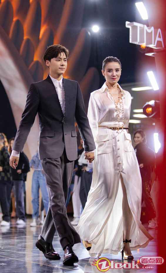 宋佳任金鹰节颁奖嘉宾 与李易峰同框似豪门姐弟