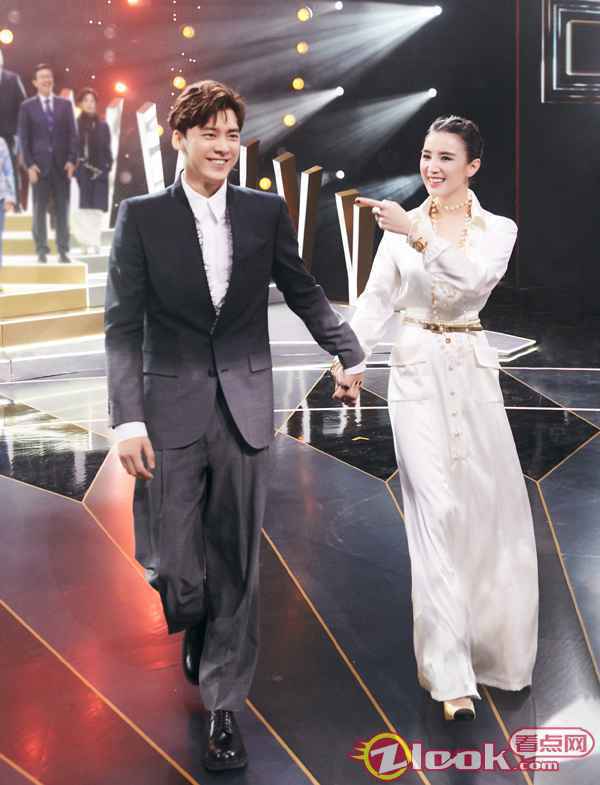 宋佳任金鹰节颁奖嘉宾 与李易峰同框似豪门姐弟