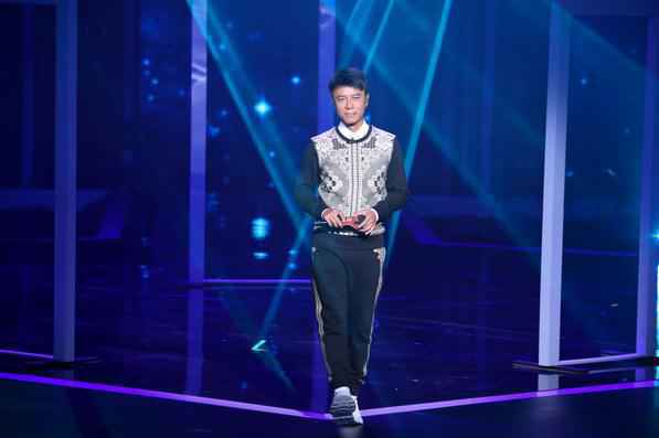 东方卫视《我们的歌》阿云嘎周深同台“互怼” 费玉清李克勤秀舞姿