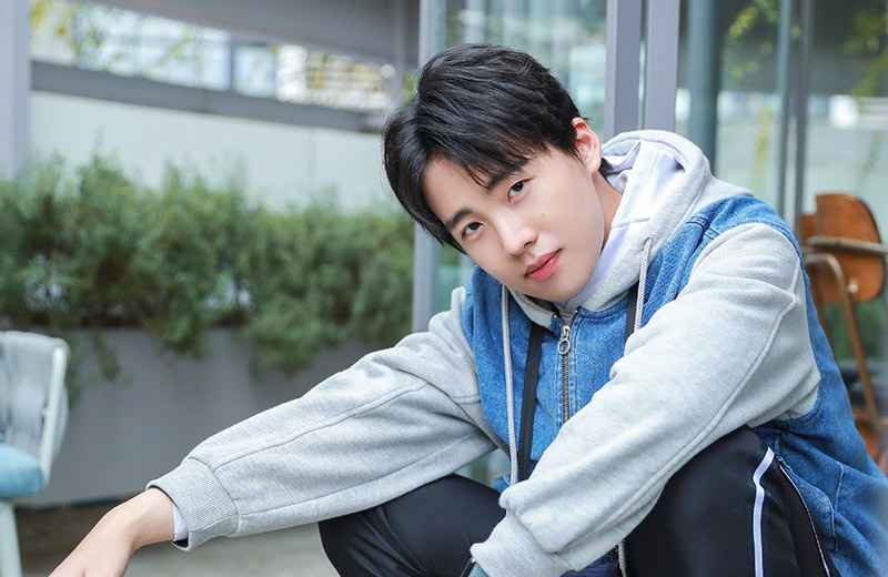 《密室大逃脱》最新路透照，路边一袭粉色耀眼，网友纷纷表示：赶紧开播