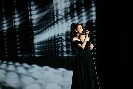 张天出席芭莎极品珠宝夜宴 灵魂妙嗓点亮全场