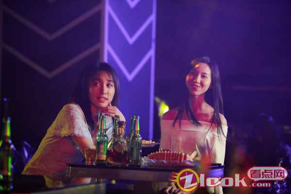 《爱情呼叫等待》剧照3 《爱情呼叫等待》定档11月11日 年度轻松解压喜剧献映双十一