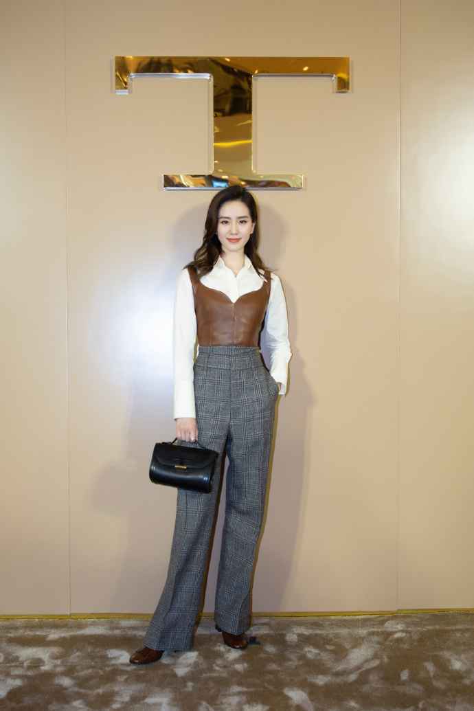 刘诗诗出席品牌活动 皮质马甲演绎意式浪漫风情1.jpg