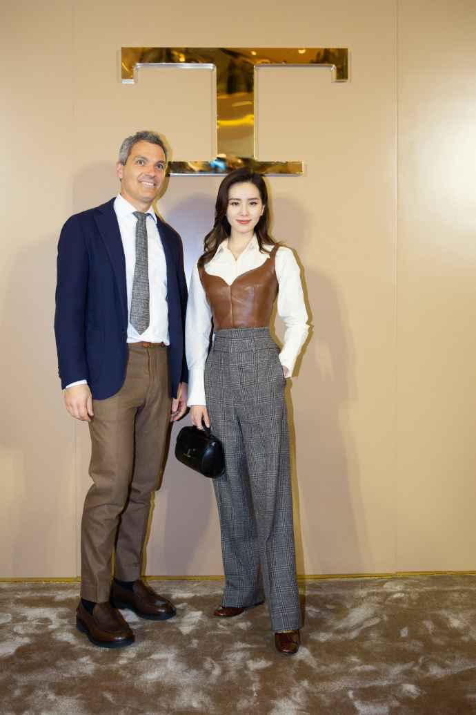 刘诗诗出席品牌活动 皮质马甲演绎意式浪漫风情2.jpg