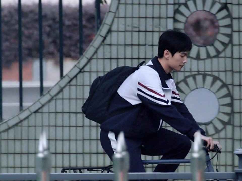 杨洋、迪丽热巴最新路透曝光,俊男靓女CP感超强,引观众期待!