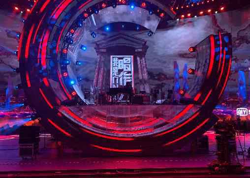 《我是唱作人》舞美曝光 “C”字悬浮舞台引爆视觉体验