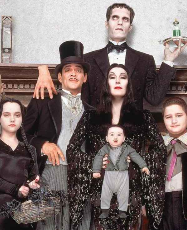 周杰伦全家cos亚当斯一家，神态冷峻惟妙惟肖更加养眼