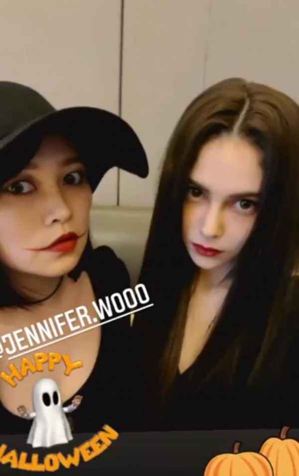 周杰伦全家cos亚当斯一家，神态冷峻惟妙惟肖更加养眼