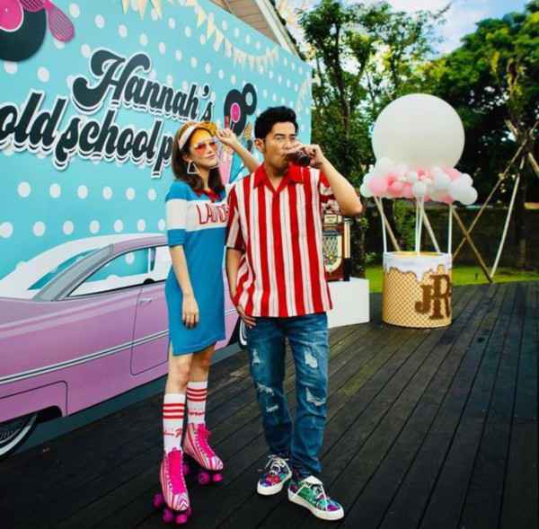 周杰伦全家cos亚当斯一家，神态冷峻惟妙惟肖更加养眼