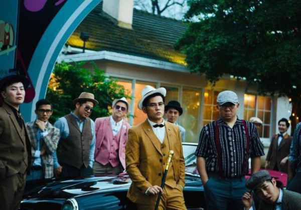 周杰伦全家cos亚当斯一家，神态冷峻惟妙惟肖更加养眼