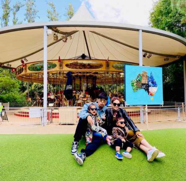 周杰伦全家cos亚当斯一家，神态冷峻惟妙惟肖更加养眼