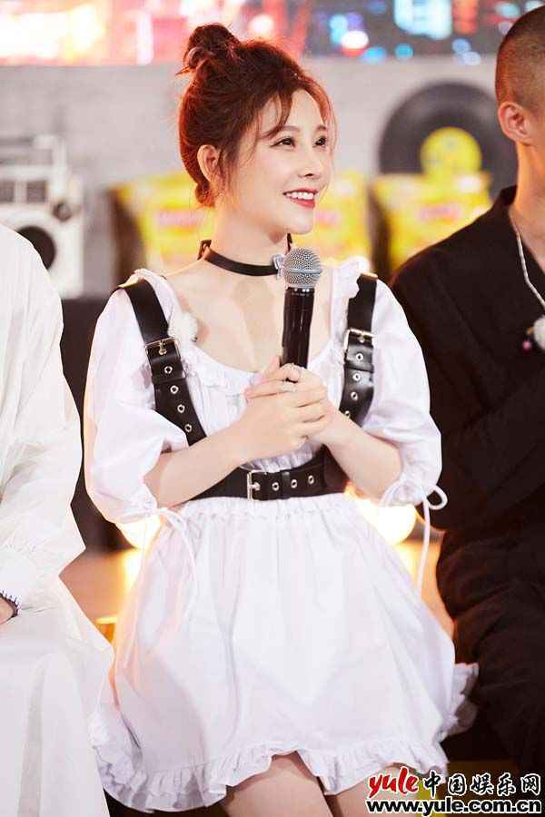 冯提莫《街头音浪》开口跪 武汉街头暖心开唱