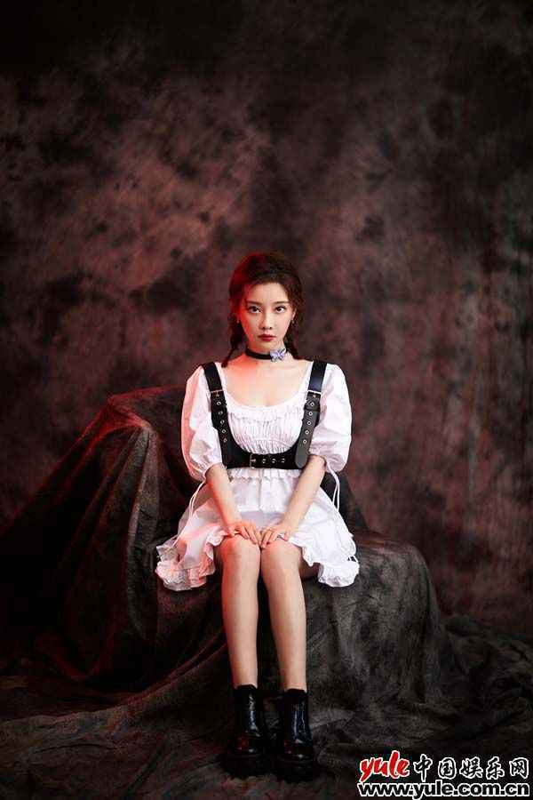 冯提莫《街头音浪》开口跪 武汉街头暖心开唱