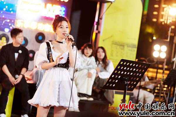 冯提莫《街头音浪》开口跪 武汉街头暖心开唱