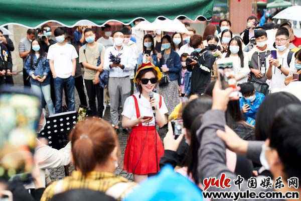 冯提莫《街头音浪》开口跪 武汉街头暖心开唱