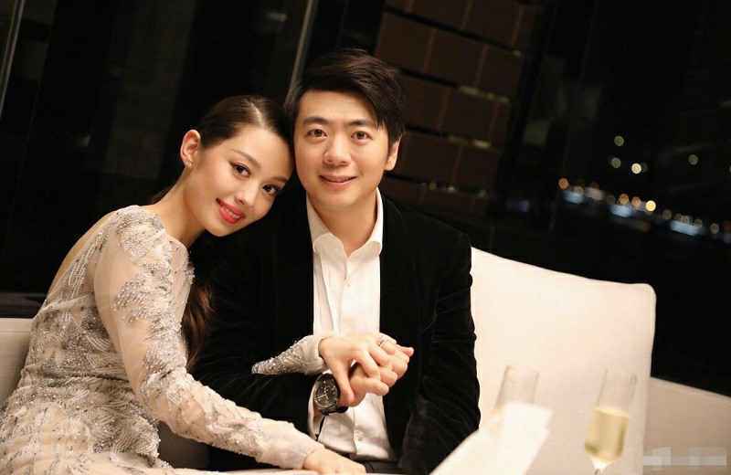 吉娜参加《天天向上》现场量腰围，比雷佳音头围还要细