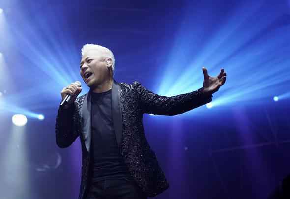 巫启贤回归《蒙面唱将猜猜猜》 综艺老顽童大秀唱功实力揭面