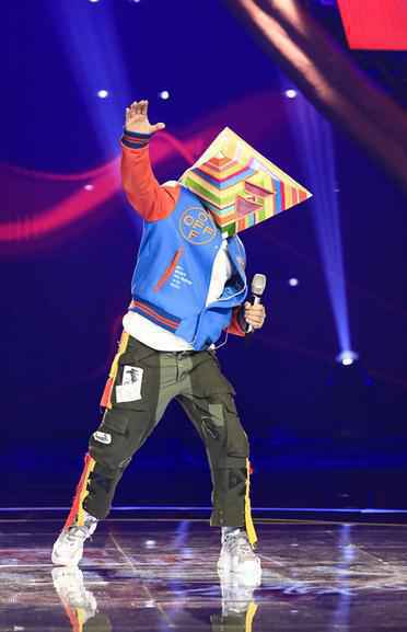 巫启贤回归《蒙面唱将猜猜猜》 综艺老顽童大秀唱功实力揭面