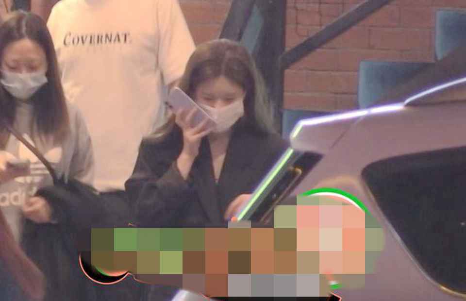 赵露思深夜转场忙会友，笑容满面不受负面影响