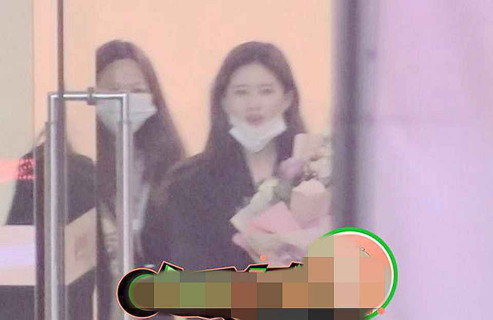 赵露思深夜转场忙会友，笑容满面不受负面影响