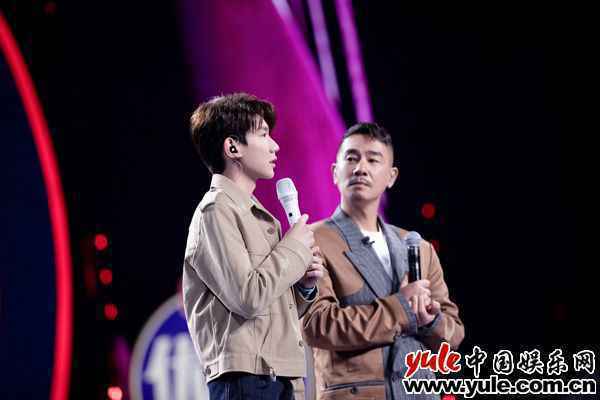 王源加入《我们的歌》B组挑战 《可乐》、《红豆》温柔声线代入感十足