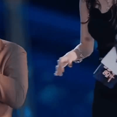 杨幂扶了个寂寞！沈腾回复：上台前答应扶，上去就忘得死死的！